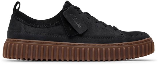 Zwarte sneaker met bruine plateauzool en Clarks label.
