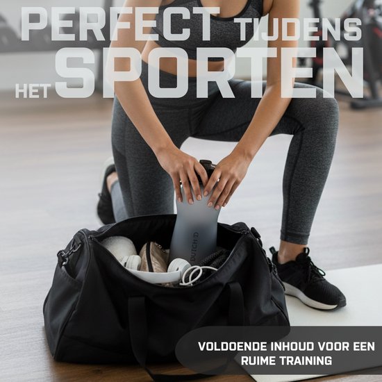 Vrouw met sportkleding opent een zwarte sporttas met een grijze DUTCH'D waterfles, inhoud voor een ruime training.