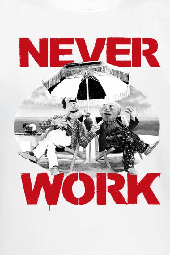 Wit t-shirt met opdruk van twee Muppets onder een parasol, met de tekst 'NEVER WORK'.