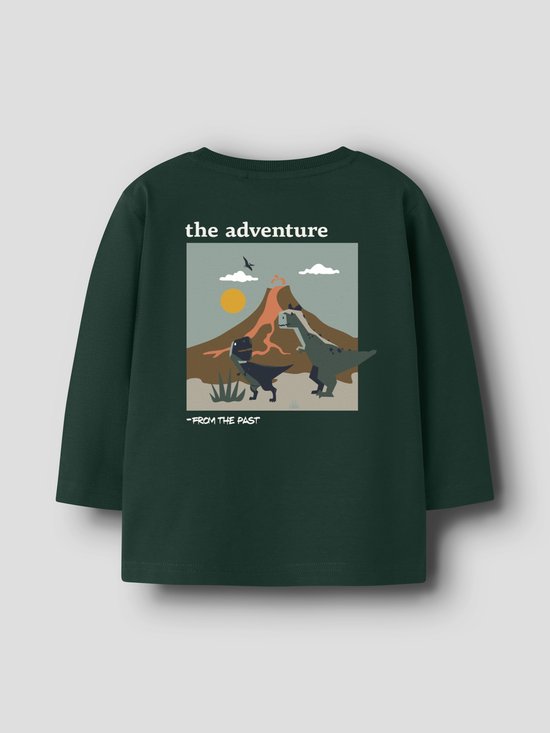 Donkergroen shirt met lange mouwen en een achteropdruk van dinosaurussen, een vulkaan en tekst 'the adventure FROM THE PAST'.