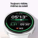 Witte smartwatch met zwart scherm en groene details. Toont tijd, afstand en hartslag.