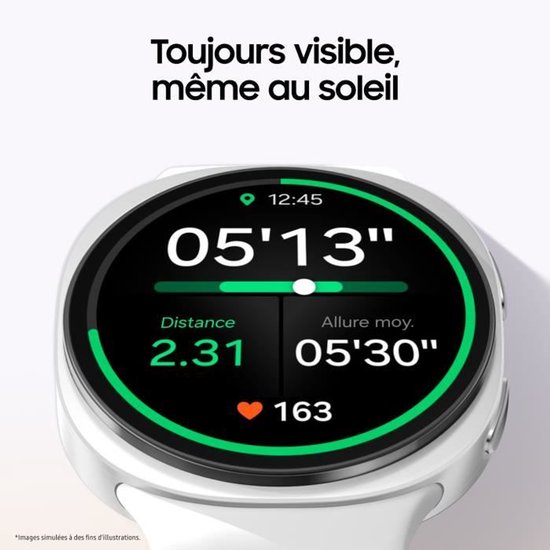 Witte smartwatch met zwart scherm en groene details. Toont tijd, afstand en hartslag.