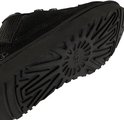 Zwarte UGG LO Lowmel sneaker, met de zool met profiel naar voren gericht.