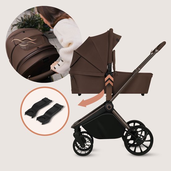 Bruine kinderwagen met bruine wieg en adapters. Een vrouw met witte trui is zichtbaar in de cirkel.