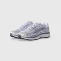 Nike P-6000 sneaker in metallic zilver en indigo, driekwartsaanzicht.