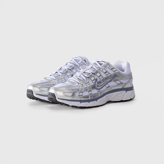 Nike P-6000 sneaker in metallic zilver en indigo, driekwartsaanzicht.