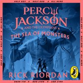 Boekomslag van 'Percy Jackson en de Zee van Monsters' met twee jongens die een cycloop met een watergolf onder ogen zien. Tekst: 'Percy Jackson and the Olympians - The Sea of Monsters'.