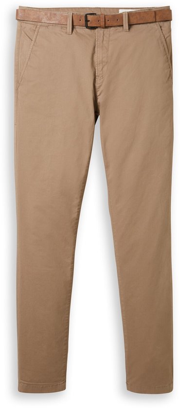 Bruine chino broek voor heren met suède riem, plat gelegd.