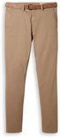 Bruine chino broek voor heren met suède riem, plat gelegd.
