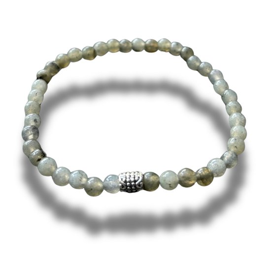 Armband van grijze natuurstenen kralen met een zilverkleurig, decoratief element in het midden, op een witte achtergrond.