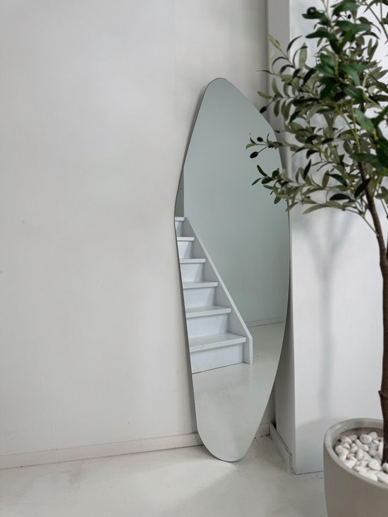 Miroir mural incurvé organique OlsaLiving 160 x 50 cm - Modèle asymétrique - Miroir sur pied et suspendu