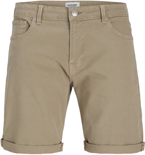 Voorkant van een beige katoenen korte broek met knoopsluiting, riemlussen en omgeslagen broekspijpen.
