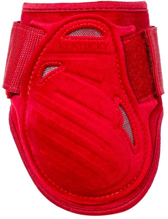 Een rode fluwelen peesbeschermer met klittenbandsluiting en ventilatiegaatjes.