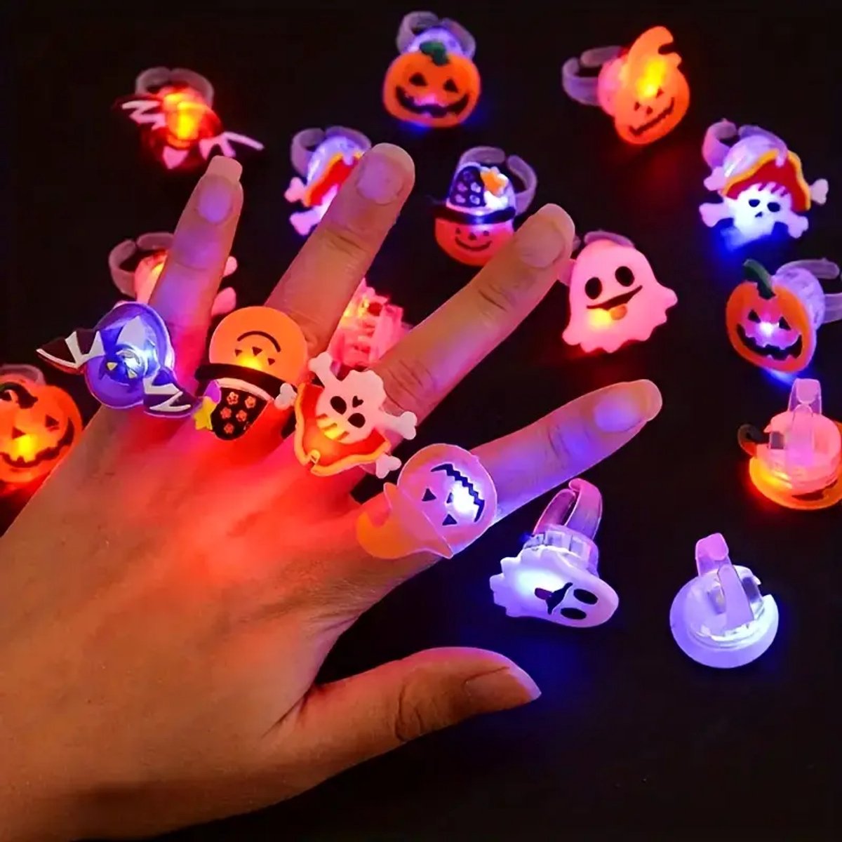 50 stuks glow-in-the-dark Halloween ringen – pompoen, vleermuis & spook designs, verstelbaar en batterijgevoed