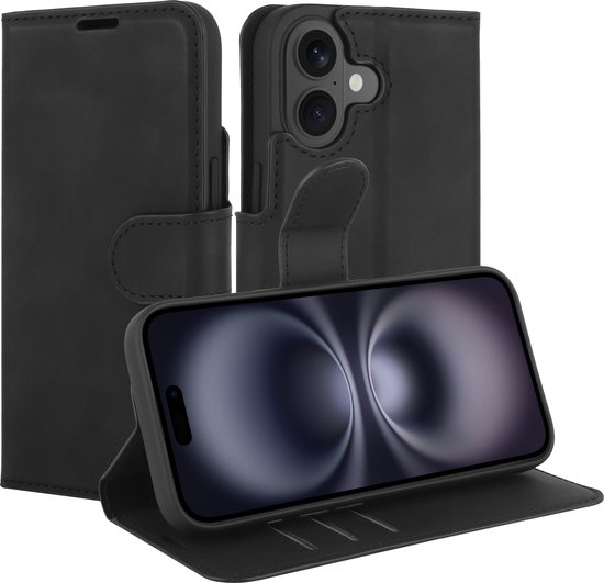 Zwarte leren telefoonhoes voor iPhone 17, geopend om het toestel te tonen. Drie kaartsleuven zichtbaar.