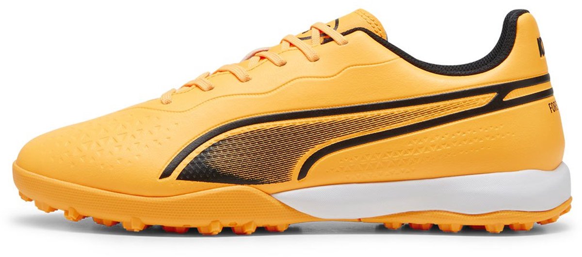 Puma King Match TT voetbalschoenen in felgeel, EU 43, met zwarte en witte details voor optimale controle en comfort.