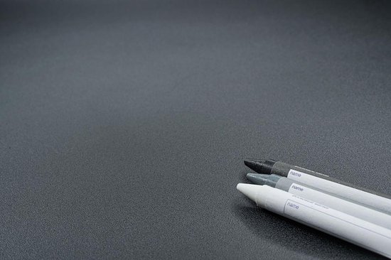 Drie kleurpotloden in grijs- en wittinten met 'name' opschrift op een donkergrijze achtergrond.