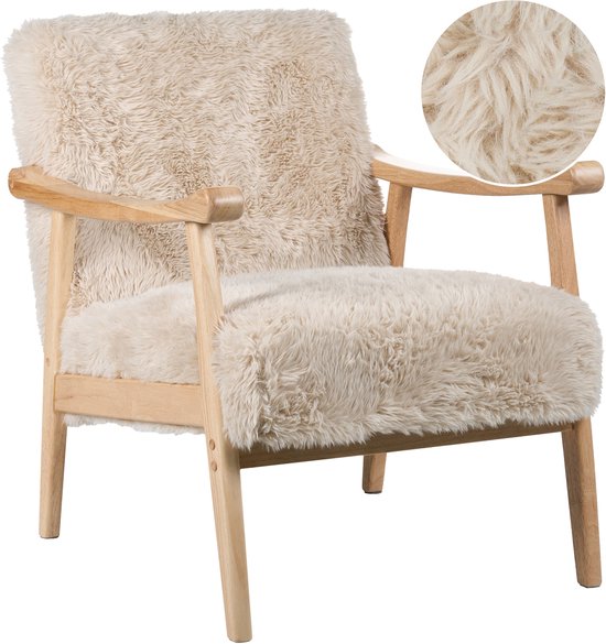 Fauteuil avec cadre en bois et fausse fourrure beige clair, avec zoom sur le tissu.