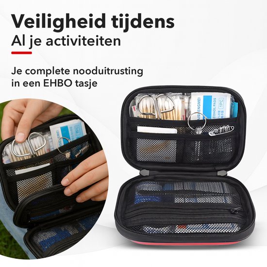 Opengeklapte rode verbanddoos met diverse medische benodigdheden, zoals gaas, schaartjes, pleisters en een pincet. Handen met wattenstaafjes en gaas.