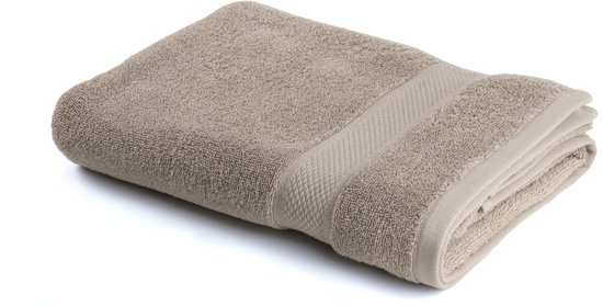 Beige badhanddoek met een ribbelrand, opgevouwen.