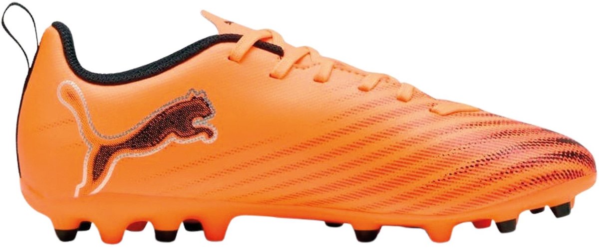 Puma Ultra 6 Play MG voetbalschoenen voor junioren, oranje met vetersluiting en geavanceerde zool voor grip.