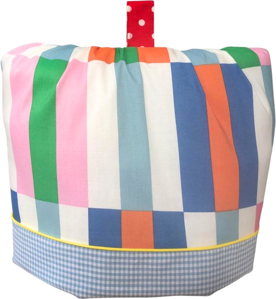 Veelkleurige theemuts met verticale strepen in roze, groen, blauw, oranje en wit, met blauw-wit ruitjes aan de onderkant en een rode lus met witte stippen.