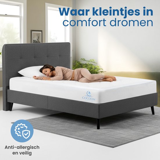 Enfant dormant sur un matelas blanc dans un lit gris. Texte : 'Où les tout-petits rêvent confortablement', 'Antiallergique et sûr'.