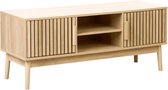 Tv-meubel van licht hout met verticale lamellen aan de deuren en open vakken.