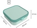 Groene Mepal lunchbox met afmetingen 18,2 x 18,2 x 6,1 cm en een illustratie van boterhammen.