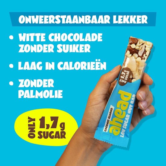 Hand met een Coconut Almond Ahead low sugar nut bar. Verpakking is blauw. Bevat 1,7g suiker.