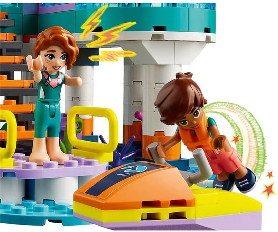 LEGO Friends speelgoed figuren interactie op een platform van het zee reddingscentrum, met een reddingsboot op water.