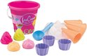 Roze emmer met 'Ice Cream Beach Set' opdruk, diverse oranje ijshoorntjes, pastelkleurige vormpjes en een blauw schepje.