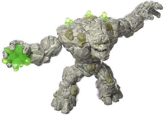Grijs steenmonster met groene kristallen en mos, met kristallen in de linkerhand.