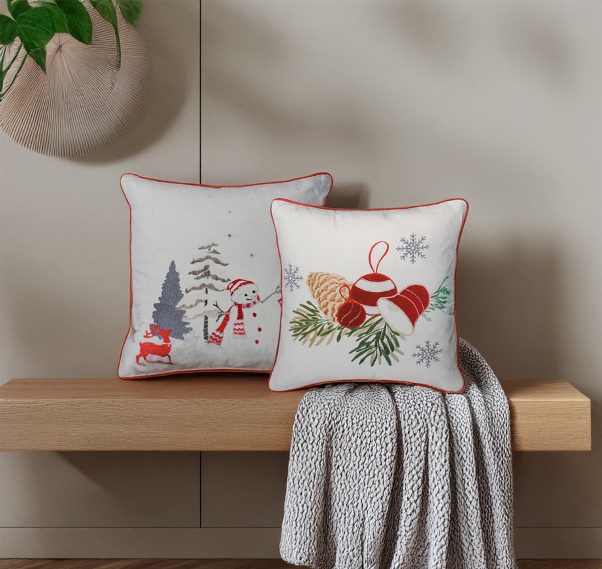 Kerstkussen Set van 2 Kussenhoezen incl. Gratis Kussenvulling - Kerst Kussenhoes - Vierkant Kussenhoesjes - Kerstkussens met Wintertafereel Borduurwerk - 45x45 cm - 100% Katoen - Voor Binnen - Wit & Rood – foto 3