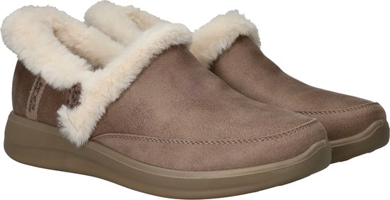 Paar taupe suède sloffen met imitatiebont voering en knoopdetail.