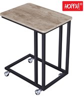 Greige bijzettafel op wieltjes, met een metalen frame.