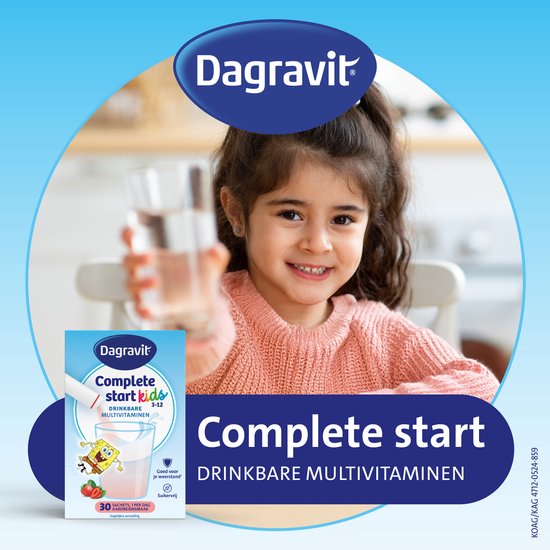 Meisje met bruine krullen in een roze trui die een glas water met Dagravit Complete start kids aanbiedt. De verpakking van de aardbeiensmaak is zichtbaar.