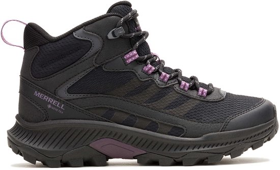 Zwarte Merrell Speed Strike 2 Mid Gore-Tex wandelschoen met paarse accenten en stevige profielzool.