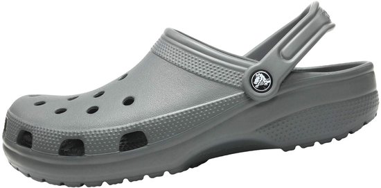 Sabot Crocs gris avec bride au talon et perforations à l'avant.