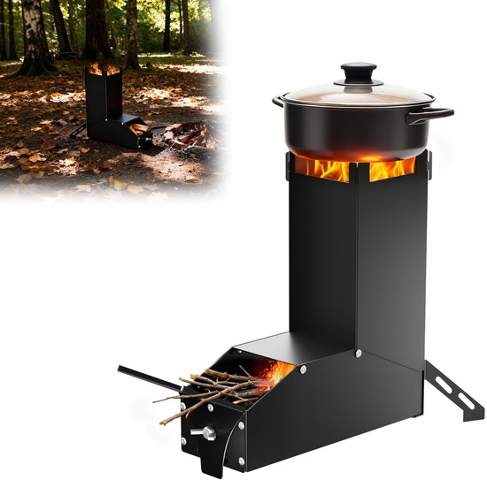 Zwarte, draagbare rocket stove met gloeiende kolen en vuur, staand in een bosrijke omgeving met bladeren op de grond.