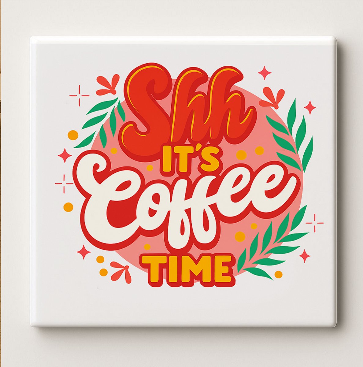 Nevolis Sst… Het Is Koffietijd – Grappige Keuken Wandtegel | 15x15 cm Keramische Tegel voor Koffieliefhebbers & Café Decoratie Multi Color