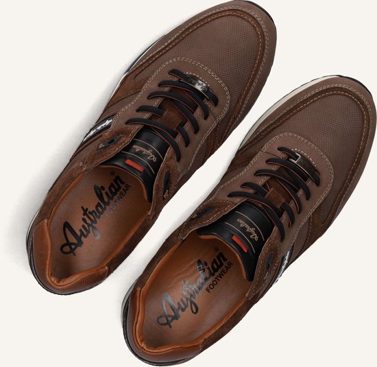 Bovenaanzicht van bruine leren sneakers met suède details en 'Australian Footwear' op de binnenzool.