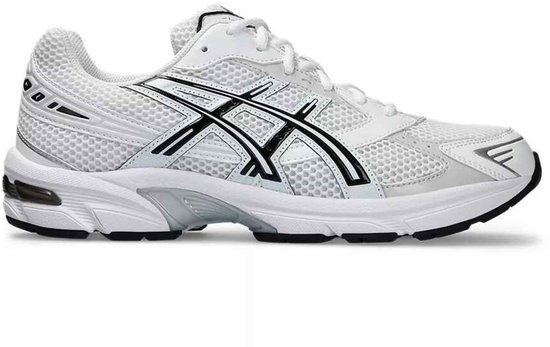 Witte ASICS Gel-1130 sneaker met zwarte ASICS-strepen op de zijkant.