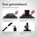 Stappenplan voor het monteren van de bokspaal: bevestig de basis, monteur de paal, draai de staven in elkaar, stel de hoogte in.