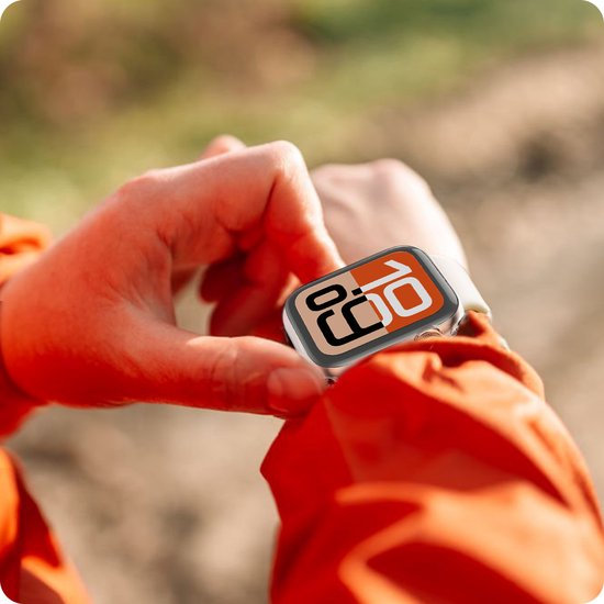 Hand met oranje jas stelt een Apple Watch met beige band en transparante case bij. De tijd is 10:09.
