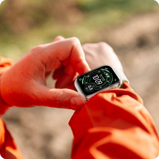 Persoon die een Apple Watch Ultra 3 met een beige bandje en transparante beschermhoes om de pols bekijkt.