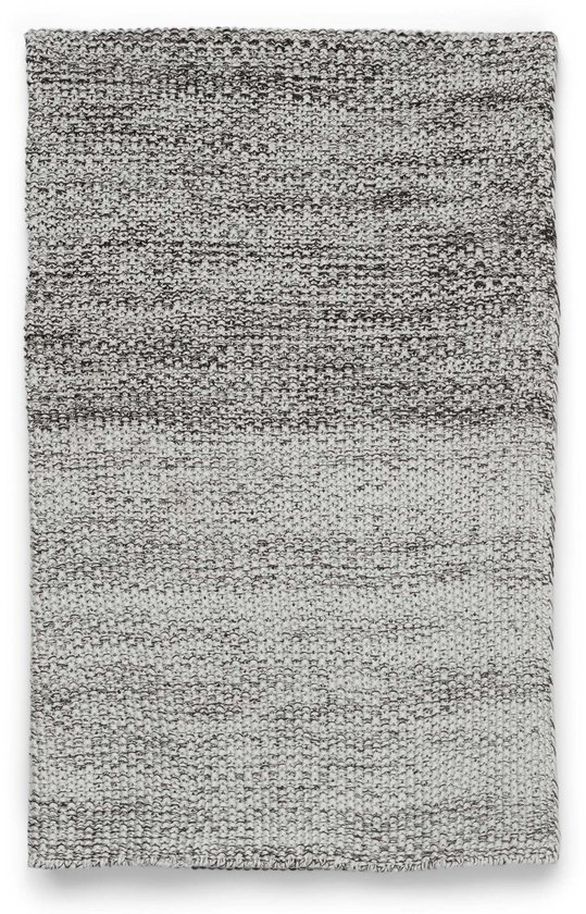 Grijze gebreide plaid met een melange van antraciet- en witte draden, met een gradiënt van donker naar licht.