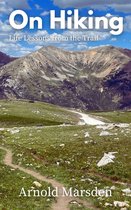 Livre "On Hiking: Life Lessons from the Trail" par Arnold Marsden avec un sentier de randonnée sur une pente de montagne fleurie.