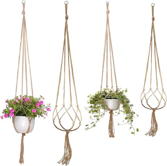 Vier macramé plantenhangers met franjes. Twee hangers met witte pot met roze bloemen, één met groene planten, één leeg.