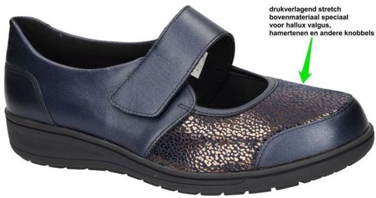 Donkerblauwe dames ballerina met klittenbandsluiting en goudkleurige panterprint op de neus. Stretch bovenmateriaal.
